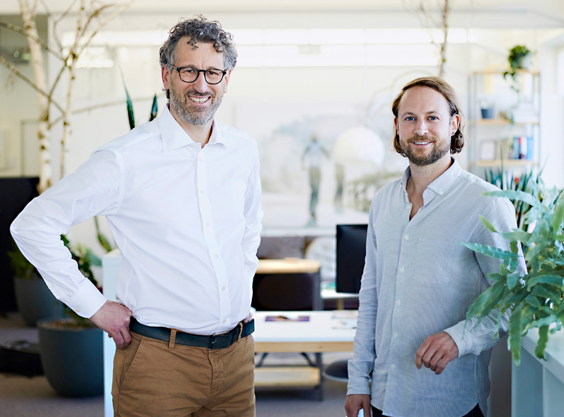 Morris Etter, Mitgründer von Wasser für Wasser (l) und Philipp Kronenberg, CEO von bbv
